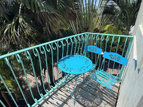 Private Tree Top studio - 1 mile to 5th Ave, all the action & Naples Beach!