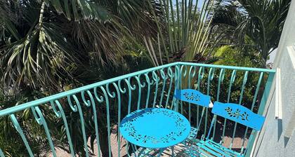 Private Tree Top studio - 1 mile to 5th Ave, all the action & Naples Beach!