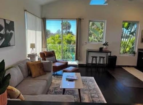 Private Tree Top studio - 1 mile to 5th Ave, all the action & Naples Beach!