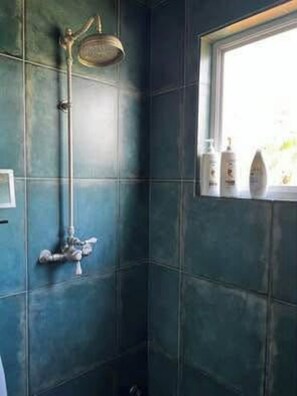 Douche, sèche-cheveux, serviettes fournies, savon
