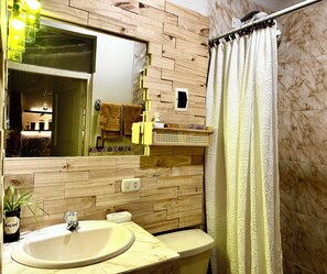 مجففات شعر، مناشف، صابون، ورق حمّام