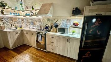 Microondas, horno, placa de cocina