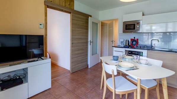 Fridge, microwave, oven, stovetop - L'ALAIX - AIX LES BAINS (AIX LES BAINS)