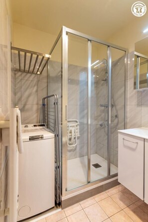 Dusche, Haartrockner, Handtücher