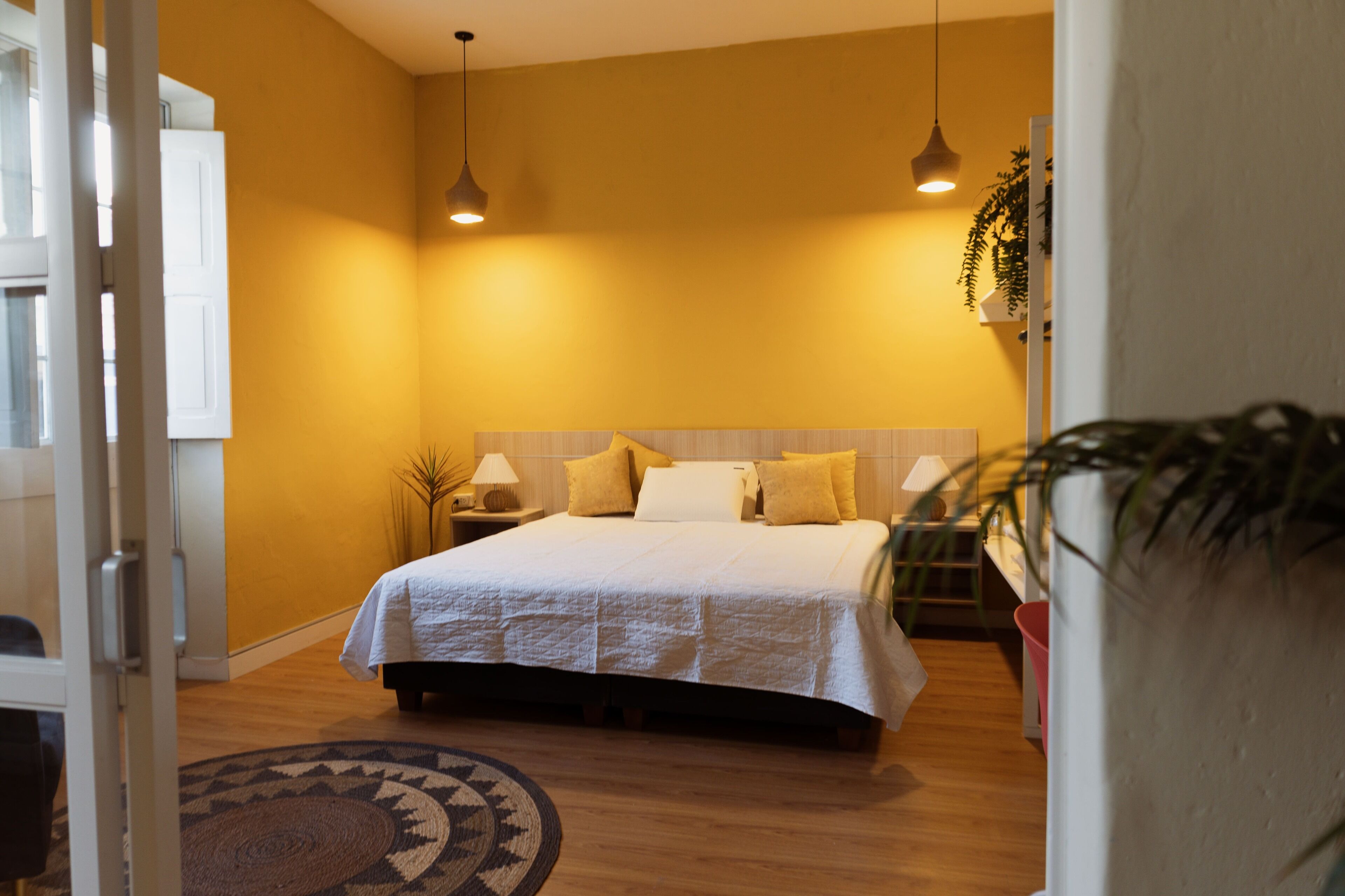 2 habitaciones, tabla de planchar con plancha, wifi y ropa de cama 