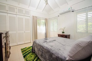 3 bedrooms, iron/ironing board, free WiFi, bed sheets - 3-bedroom Villa JamLove, Richmond Estate with AC, WiFi, gym, tennis, swim pool. (Richmond Estate)