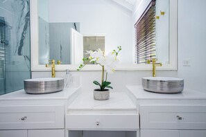Shower, towels, soap, toilet paper - 3-bedroom Villa JamLove, Richmond Estate with AC, WiFi, gym, tennis, swim pool. (Richmond Estate)