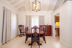 Dining - 3-bedroom Villa JamLove, Richmond Estate with AC, WiFi, gym, tennis, swim pool. (Richmond Estate)