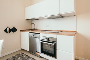 Kylskåp, mikrovågsugn, ugn och diskmaskin