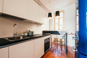 Kylskåp, diskmaskin, kaffe- och tebryggare och brödrost