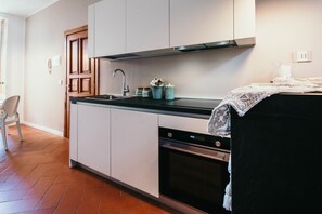 Fridge, dishwasher, coffee/tea maker, toaster