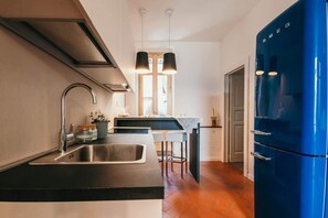 Fridge, stovetop, dishwasher, coffee/tea maker