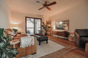 TV, fireplace, stereo - LAKESIDE CITY GETAWAY (Roseville)