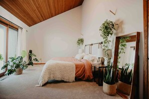 5 bedrooms, iron/ironing board, WiFi, bed sheets - LAKESIDE CITY GETAWAY (Roseville)
