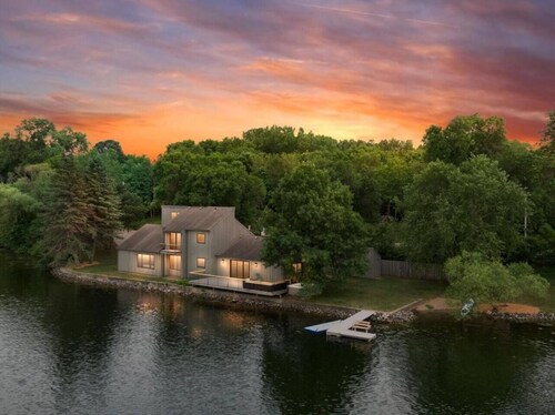 LAKESIDE CITY GETAWAY