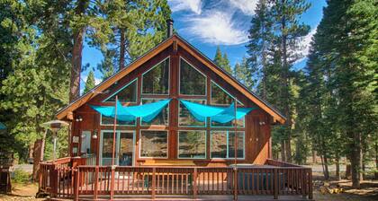 Luxury Truckee Chalet w/ Hot Tub, Deck & Workspaces – Near Donner + Tahoe