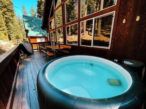 Luxury Truckee Chalet w/ Hot Tub, Deck & Workspaces – Near Donner + Tahoe