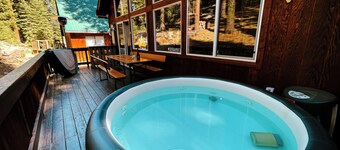 Luxury Truckee Chalet w/ Hot Tub, Deck & Workspaces – Near Donner + Tahoe