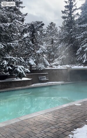 Una piscina al aire libre, una piscina climatizada