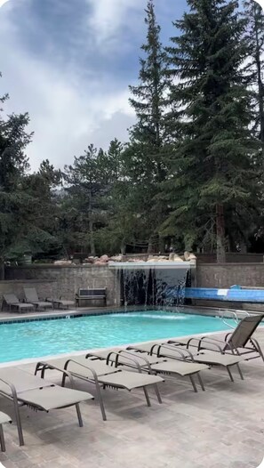 Utomhuspool och uppvärmd pool