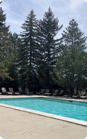 Utendørsbasseng og et oppvarmet basseng