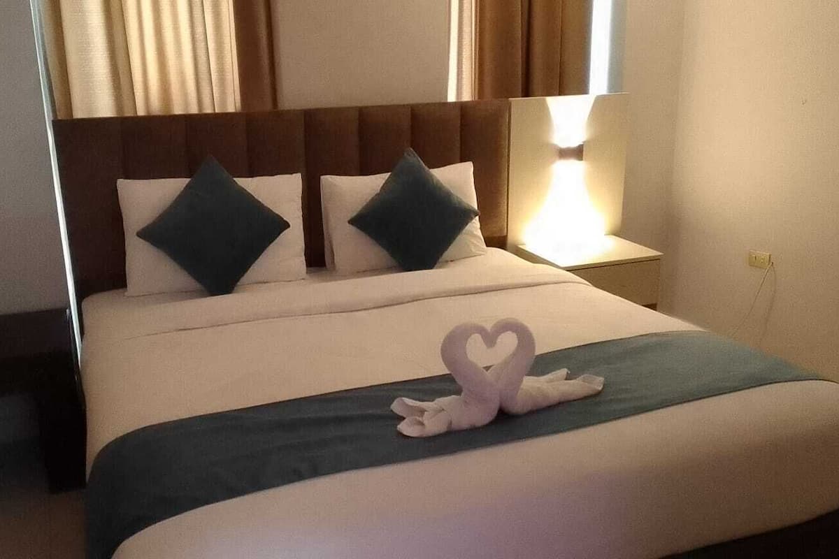 Egyptian cotton sheets, premium bedding, pillow-top beds, in-room safe