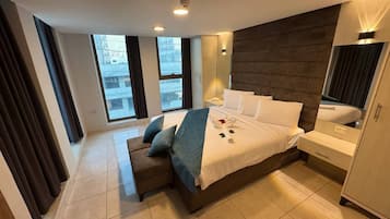 Deluxe Tek Büyük Yataklı Oda, 1 Yatak Odası, Balkon, Şehir Manzaralı | Mısır pamuklu çarşaf takımı, kaliteli yatak takımı