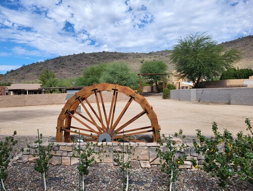 Charming 2BD / 1 BA farmhouse on 2.5 acres w/mountain views in fabulous Glendale