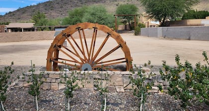 Charming 2BD / 1 BA farmhouse on 2.5 acres w/mountain views in fabulous Glendale