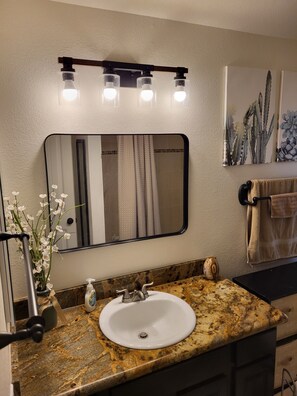 吹风机、毛巾、肥皂、洗发水