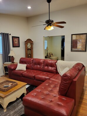 TV, DVD player - Charming 2BD / 1 BA farmhouse on 2.5 acres w/mountain views in fabulous Glendale (Glendale)