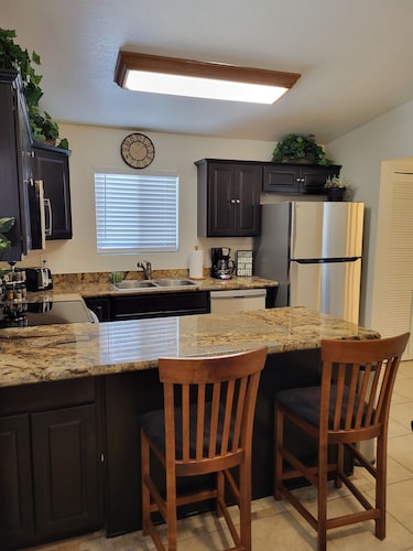 Charming 2BD / 1 BA farmhouse on 2.5 acres w/mountain views in fabulous Glendale