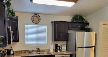 Charming 2BD / 1 BA farmhouse on 2.5 acres w/mountain views in fabulous Glendale