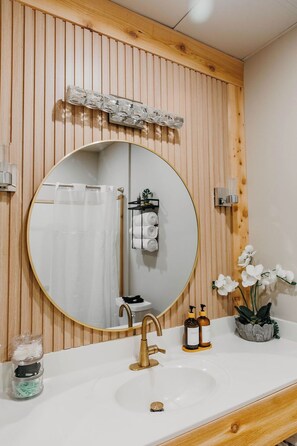 Douche, séchoir à cheveux, serviettes fournies