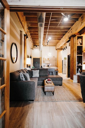 Smart TV, chimenea y impresora