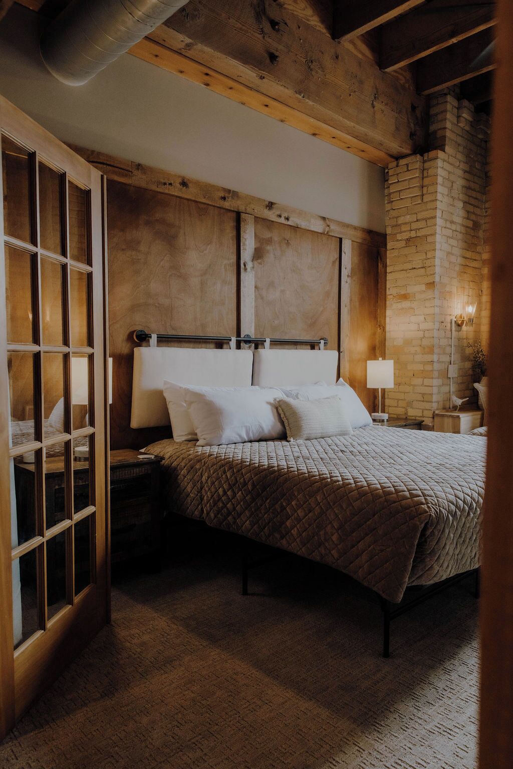 2 quartos, ferros/tábuas de passar roupa, berço de viagem