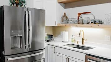 Refrigerador, microondas, horno, lavavajillas