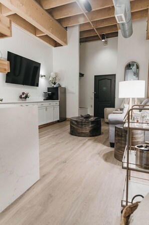 Smart TV, chimenea y libros