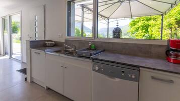 Réfrigérateur, micro-ondes, four, plaque de cuisson