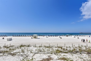 På stranden