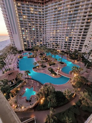 Innendørsbasseng og et oppvarmet basseng