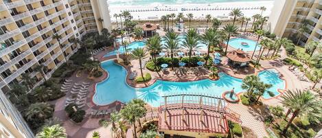 Una piscina cubierta