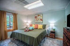 3 bedrooms, iron/ironing board, WiFi, bed sheets