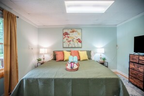 3 bedrooms, iron/ironing board, WiFi, bed sheets - Amazing Cabin Hot Tub 3 Beds Gatlinburg Aquarium Attractions Arial Tram (Gatlinburg)