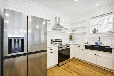 Just Beachy - 5 Bedroom / 5 Bathroom Beach Front Home! Sleeps 20