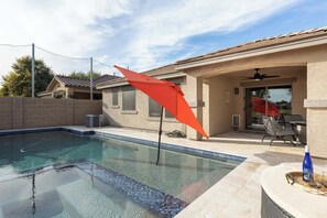 حمّام سباحة خارجي، حمّام سباحة مُدفَّأ