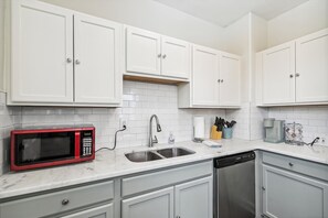 Réfrigérateur, four à micro-ondes, un four, surface de cuisson