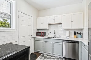 Kjøleskap, mikrobølgeovn, ovn og kokeplater