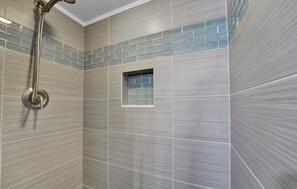Douche, sèche-cheveux, serviettes fournies
