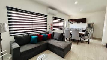 Aleman 13 · Central apartment near the beach | 거실 공간